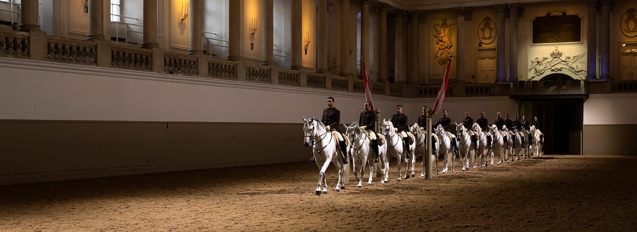 1_Header Foto -Spanische Hofreitschule_Einritt Schulquadrille(c) SRS_Rene van Bakel (2)