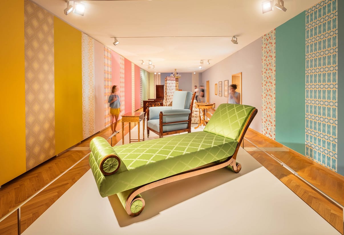 Möbelmuseum Wien Biedermeier Sofas und Tapeten 02© Schloß Schönbrunn Kultur- und Betriebsges.m.b.H. - Severin Wurnig_web-web