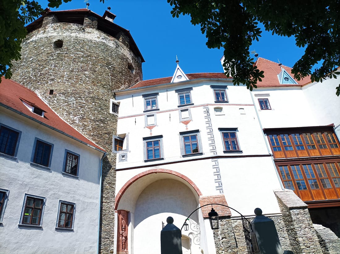 Friedensburg Schlaining_Innenhof_c_KBB_Z.A.Hofer