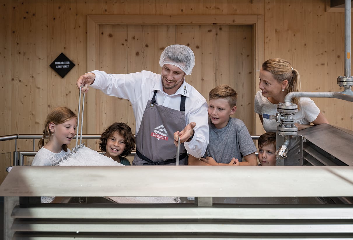 Salz-Manufaktur_Kinder_mit_Pfannmeister_©bergauer